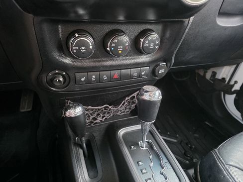 Used 2013 Jeep Wrangler Unlimited Sahara w/ Connectivity Group AWD/4WD image 14