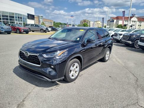 Used 2023 Toyota Highlander LE FWD image 3