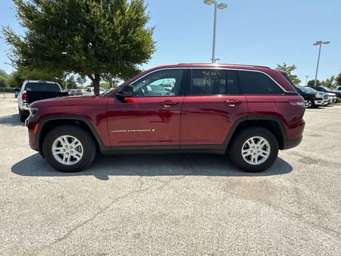 Used 2024 Jeep Grand Cherokee Laredo RWD image 2