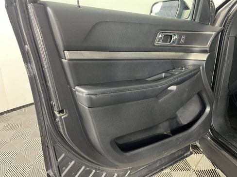 Used 2018 Ford Explorer XLT w/ Equipment Group 202A AWD/4WD image 10