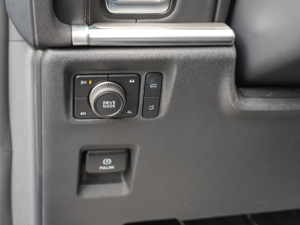 Used 2025 Ford Expedition Platinum AWD/4WD image 16
