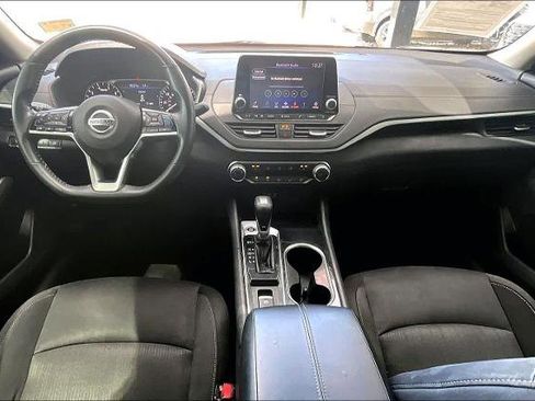Certified 2022 Nissan Altima 2.5 SV w/ SV Premium Package FWD image 16
