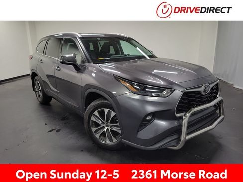 Used 2022 Toyota Highlander XLE AWD/4WD image 1