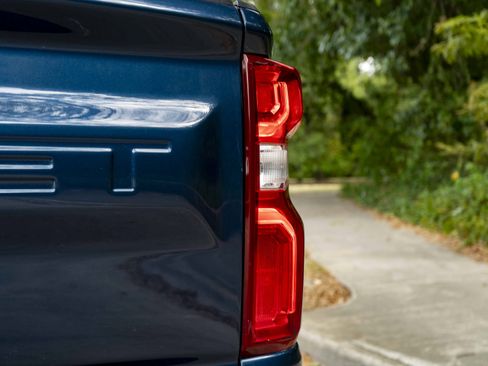 Used 2022 Chevrolet Silverado 1500 ZR2 w/ Technology Package AWD/4WD image 13