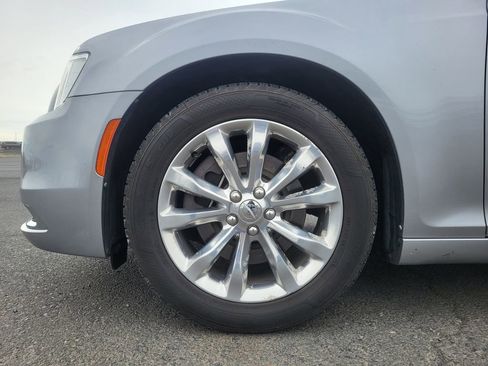 Used 2017 Chrysler 300 C image 10