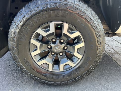 Used 2022 Toyota Tacoma TRD Off-Road w/ Technology Package image 12