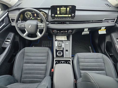 New 2025 Mitsubishi Outlander SE image 13