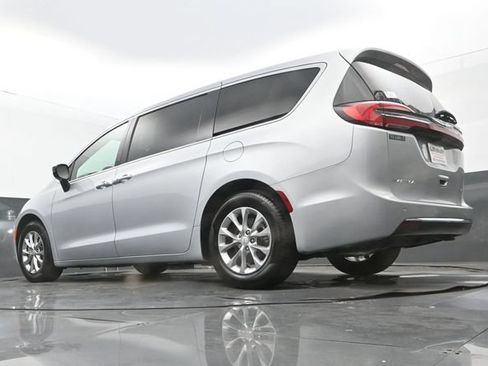 Used 2026 Chrysler Pacifica Limited FWD image 25