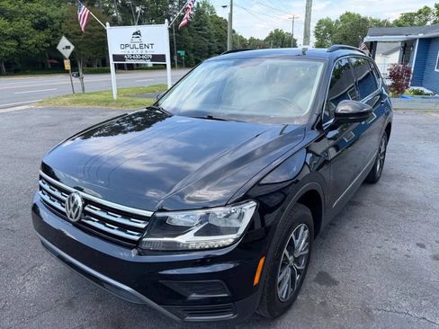 Used 2020 Volkswagen Tiguan SE w/ Panoramic Sunroof Package FWD image 3