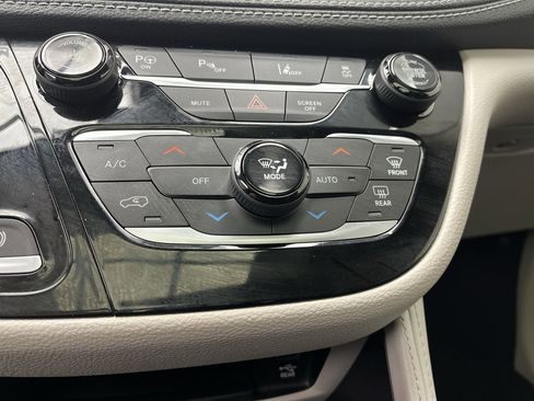 Used 2022 Chrysler Pacifica Limited w/ Uconnect Theater Family Group image 25