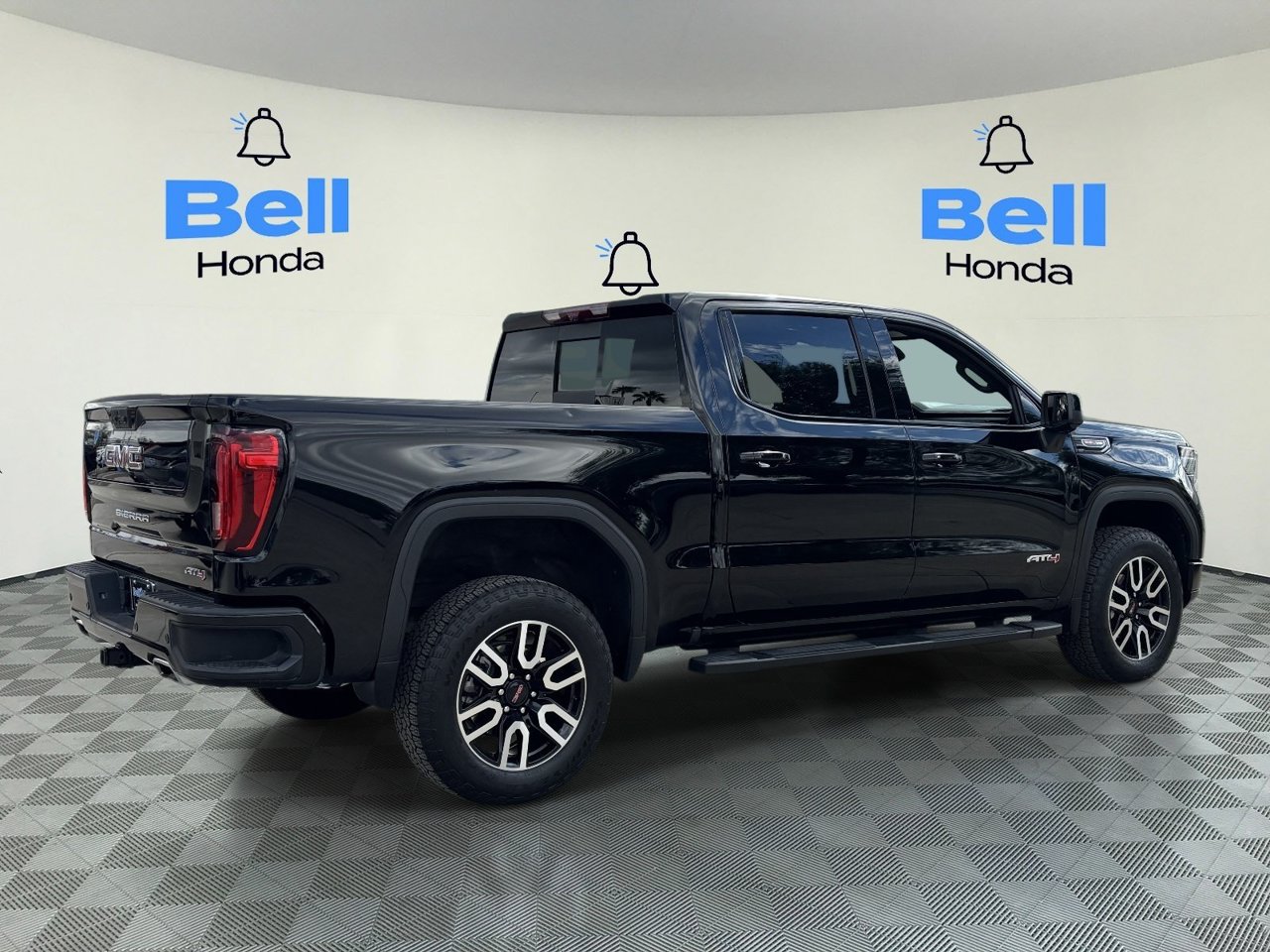 Used 2024 GMC Sierra 1500 AT4 w/ Technology Package AWD/4WD image 4