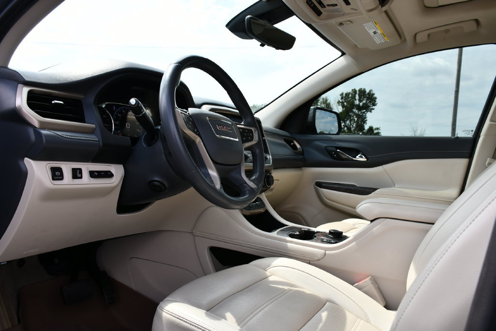 Used 2021 GMC Acadia Denali w/ Denali Technology Package FWD image 16