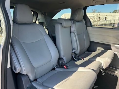 Used 2024 Toyota Sienna XLE FWD image 43