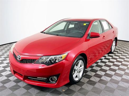 Used 2014 Toyota Camry SE image 4