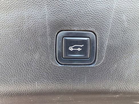 Used 2022 Chevrolet Traverse RS FWD image 14