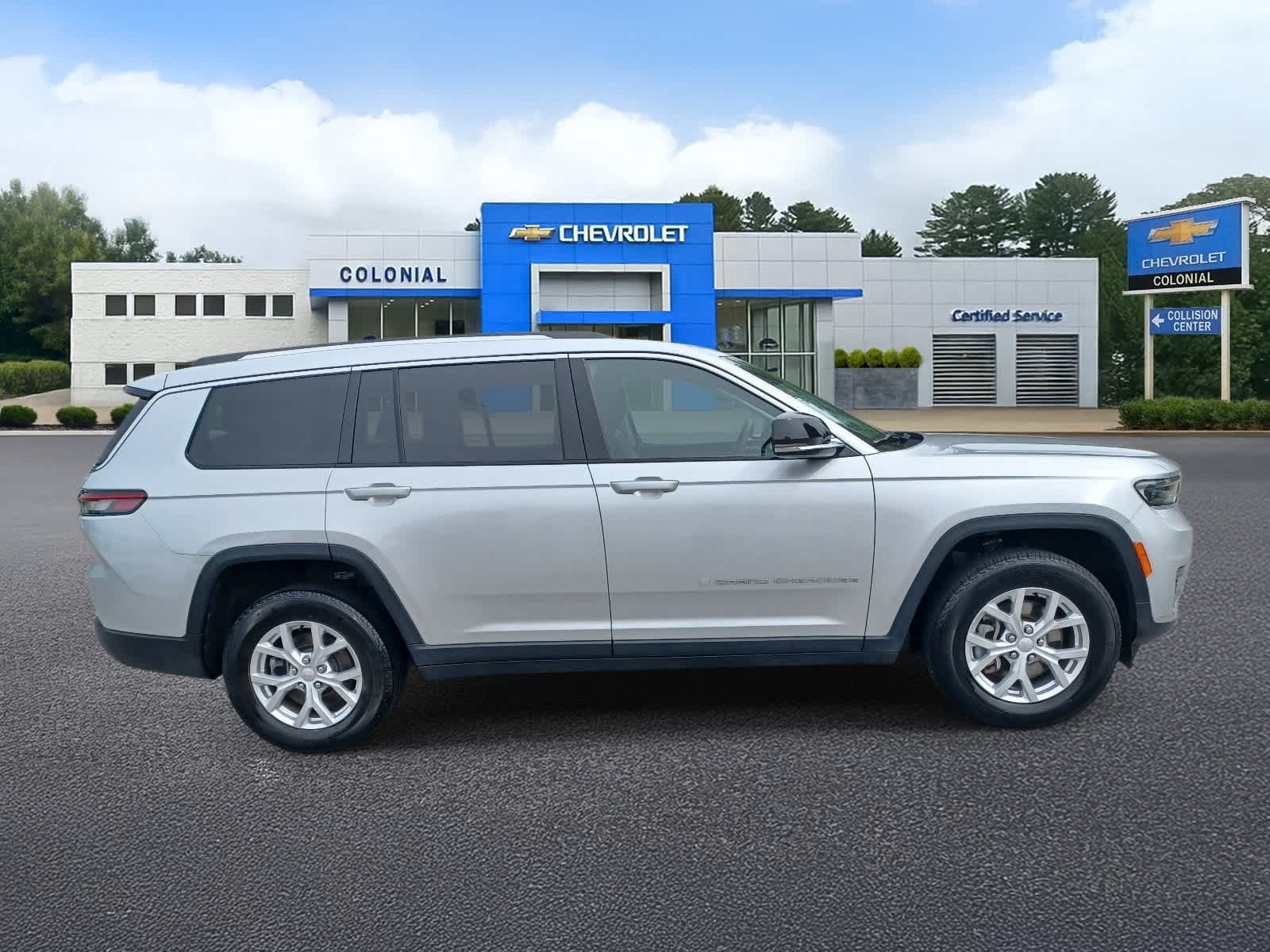Used 2023 Jeep Grand Cherokee L Limited AWD/4WD image 3
