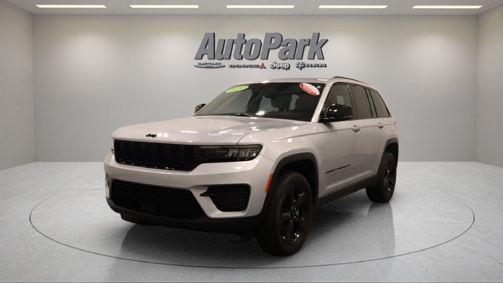 Certified 2024 Jeep Grand Cherokee Altitude AWD/4WD image 4