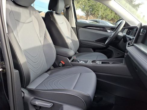 New 2025 Volkswagen Tiguan SE image 6