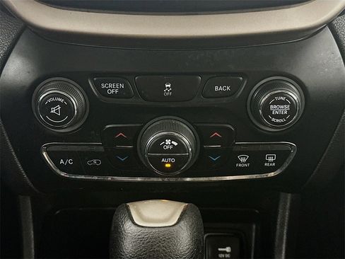 Used 2014 Jeep Cherokee Latitude w/ Comfort/Convenience Group image 18