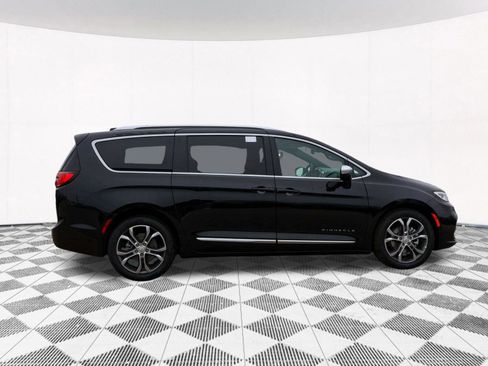 New 2026 Chrysler Pacifica Pinnacle w/ Trailer Tow Group FWD image 11