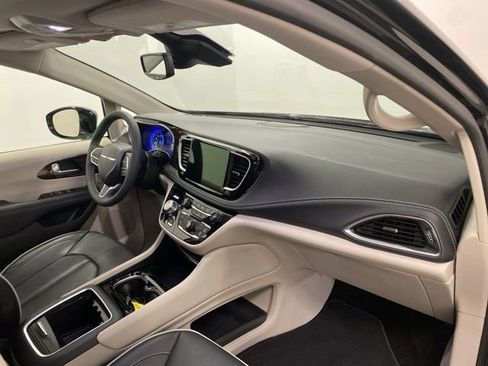 Used 2024 Chrysler Pacifica Limited image 27