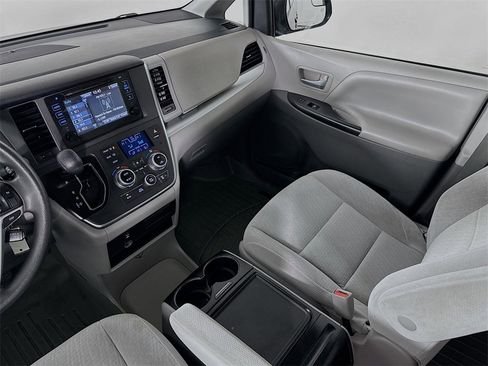 Used 2015 Toyota Sienna LE image 22