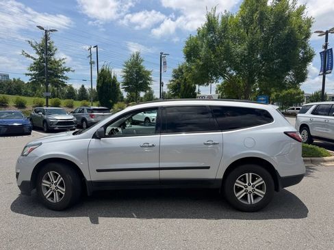 Used 2017 Chevrolet Traverse LS FWD image 7
