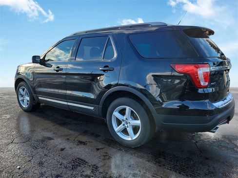 Used 2018 Ford Explorer XLT image 3