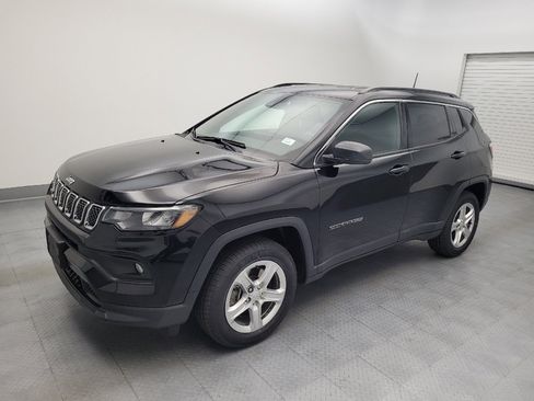 Used 2023 Jeep Compass Latitude w/ Convenience Group AWD/4WD image 2
