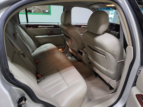 Used 2005 Lincoln Town Car Signature RWD image 20