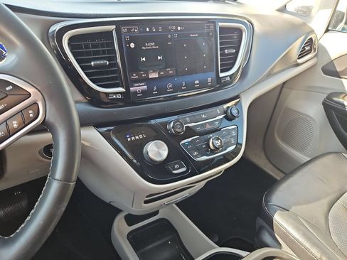Used 2022 Chrysler Pacifica Touring-L FWD image 19