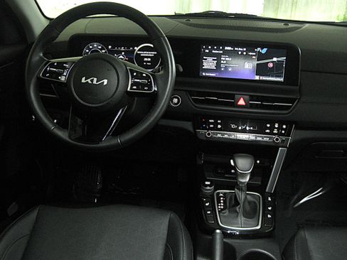 Certified 2024 Kia Seltos EX image 2