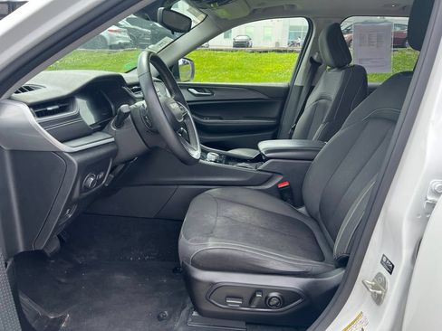 Used 2023 Jeep Grand Cherokee Laredo w/ Luxury Tech Group I AWD/4WD image 6