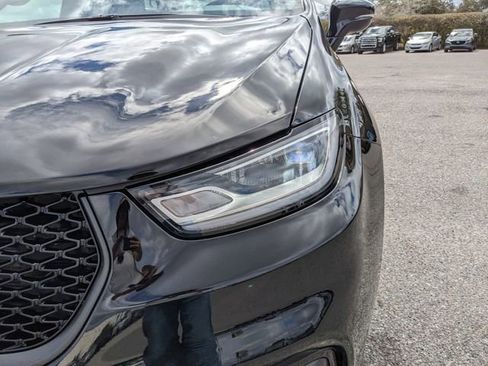 Used 2025 Chrysler Pacifica Limited image 9