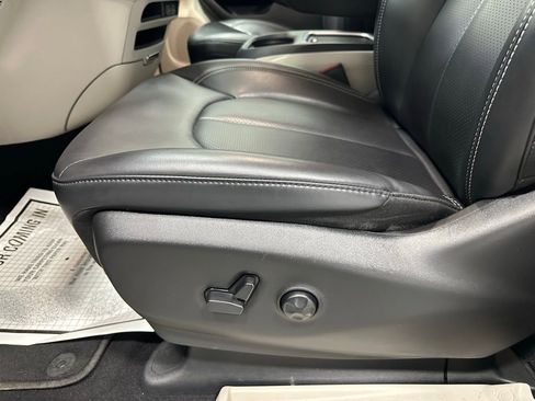 Used 2023 Chrysler Pacifica Touring-L image 12