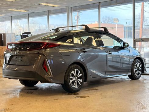 Used 2017 Toyota Prius Prime Premium image 7