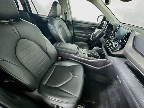 Used 2021 Toyota Highlander XLE FWD image 34