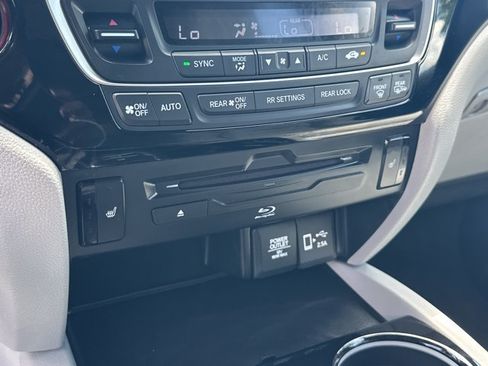 Used 2022 Honda Pilot Touring image 35