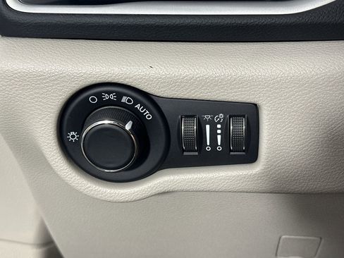 Used 2023 Chrysler Voyager LX FWD image 22