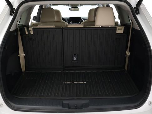 Used 2024 Toyota Highlander XLE FWD image 22