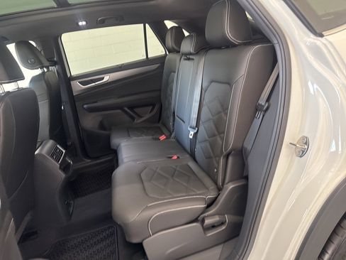 Used 2025 Volkswagen Atlas Cross Sport SE image 24
