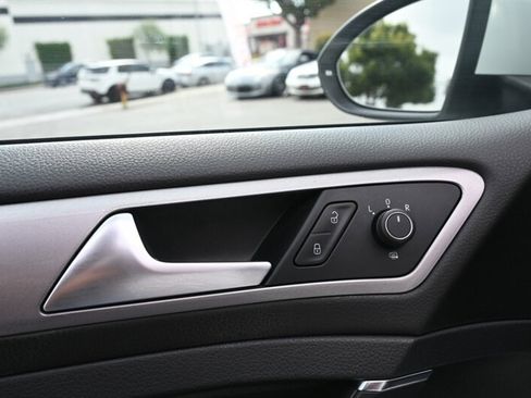 Used 2016 Volkswagen e-Golf SE w/ DC Fast Charging Package image 18