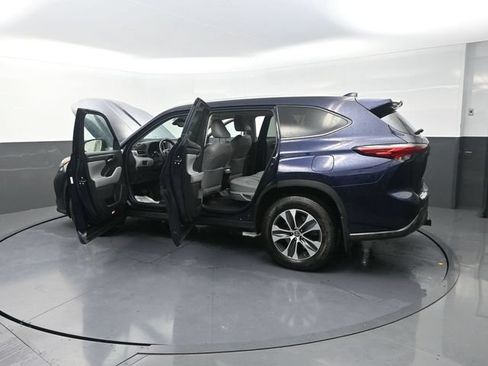 Used 2022 Toyota Highlander XLE w/ Protection Package #3 (TMS) AWD/4WD image 43