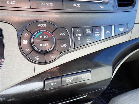 Used 2013 Toyota Sienna LE w/ Towing Pkg AWD/4WD image 17