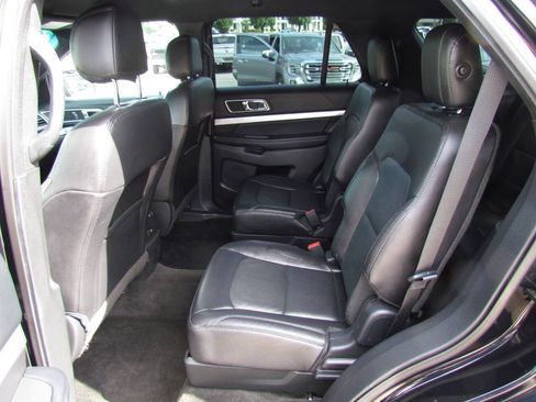 Used 2017 Ford Explorer XLT w/ Equipment Group 202A FWD image 19