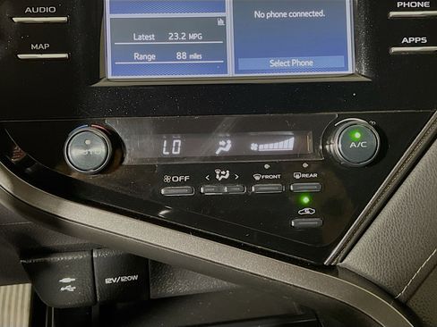 Used 2019 Toyota Camry SE image 25