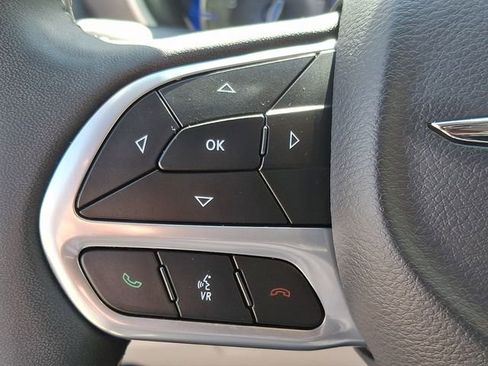 Used 2024 Chrysler Pacifica Touring-L FWD image 21