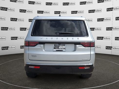 Used 2024 Jeep Wagoneer L Series III w/ Flexible Seating Group AWD/4WD image 5