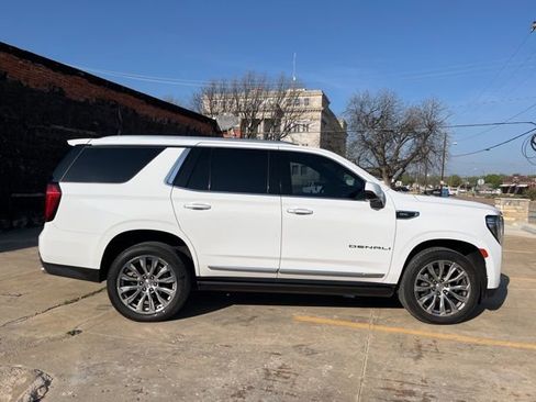 Used 2022 GMC Yukon Denali w/ Denali Premium Package RWD image 7