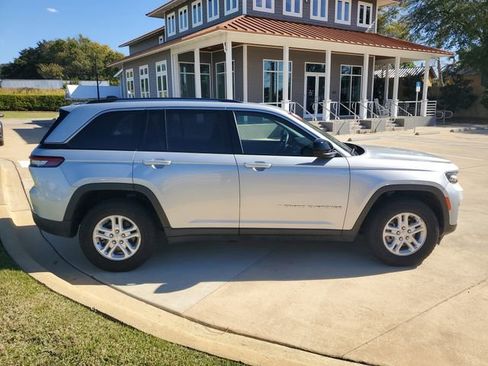 Used 2024 Jeep Grand Cherokee Laredo image 8